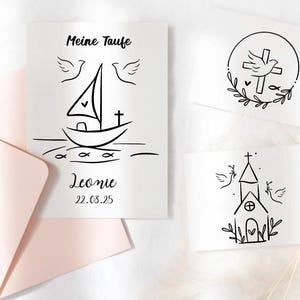 Pu&ograve; includere: Un biglietto bianco con illustrazioni in inchiostro nero di una barca a vela, colombe e pesci. Il testo "Meine Taufe" e "Leonie 22.03.25" &egrave; stampato sul biglietto.