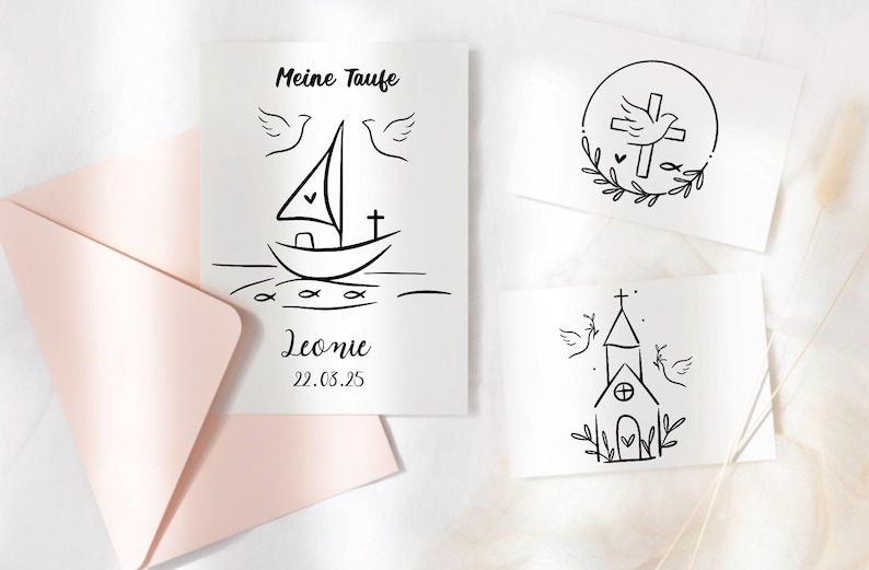 Pu&ograve; includere: Un biglietto bianco con illustrazioni in inchiostro nero di una barca a vela, colombe e pesci. Il testo "Meine Taufe" e "Leonie 22.03.25" &egrave; stampato sul biglietto.