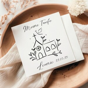 Pu&ograve; includere: Un biglietto bianco con un'illustrazione a inchiostro nero di una chiesa, una colomba e il testo "Meine Taufe Leonie 22.03.25".