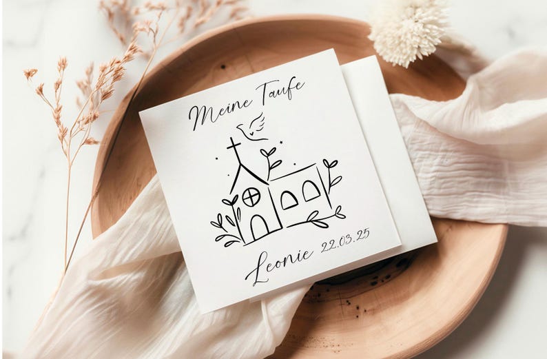 Pu&ograve; includere: Un biglietto bianco con un'illustrazione a inchiostro nero di una chiesa, una colomba e il testo "Meine Taufe Leonie 22.03.25".