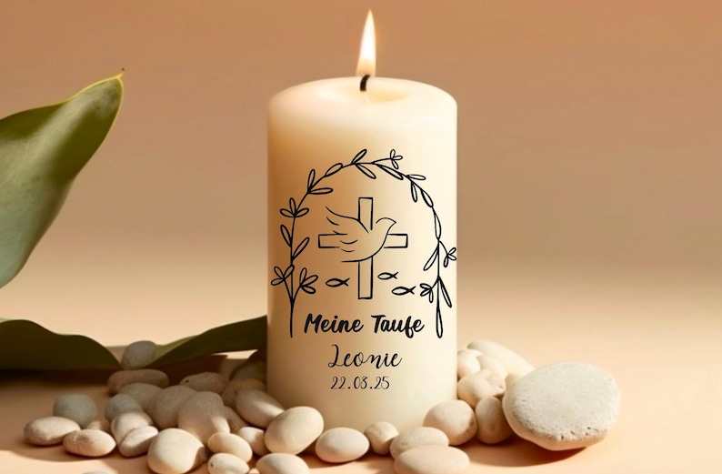 Pu&ograve; includere: Una candela bianca a forma di pilastro con un disegno nero di una colomba, una croce e pesci. Il testo "Meine Taufe Leonie 22.03.25" &egrave; stampato sulla candela.