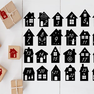 K&ouml;nnte beinhalten: Schwarz-wei&szlig;er Adventskalender mit 24 nummerierten, hausf&ouml;rmigen T&uuml;ren. Die T&uuml;ren sind mit Sternen, Herzen, Schneeflocken und Monden verziert. Die Zahlen 1 bis 24 sind auf den T&uuml;ren aufgedruckt.