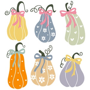 Op de afbeelding: Zes handgetekend illustraties van pompoenen met verschillende kleuren en patronen. De pompoenen zijn versierd met strikken en krulletjes. De pompoenen zijn geel, blauw, groen, oranje, beige en paars.