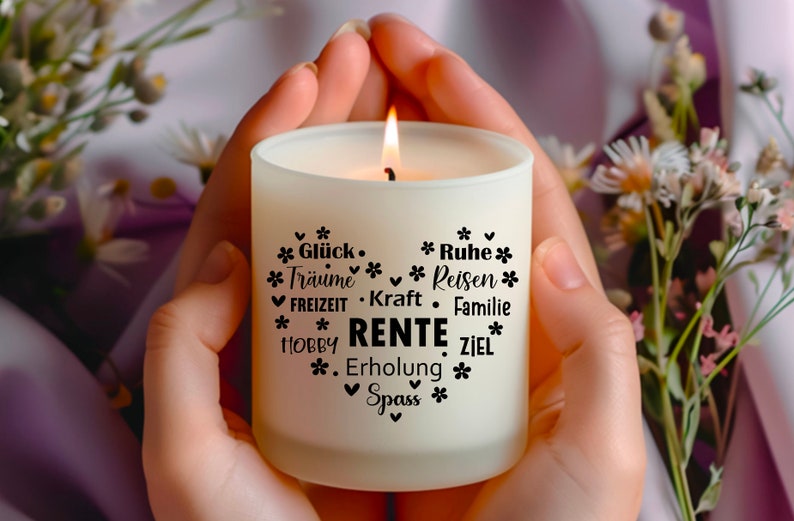 May include: A white candle with black text that reads "*Gl&uuml;ck. *Ruhe *Tr&auml;ume Reisen *FREIZEIT. Kraft. Familie *HOBBY RENTE ZIEL*. Erholung *Spass *"
