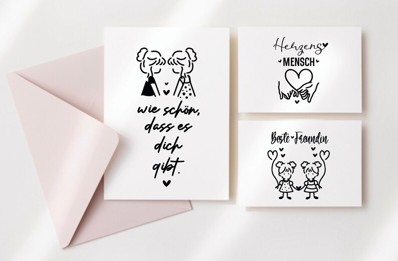 Puede incluir: Tres tarjetas con ilustraciones en blanco y negro y texto. La primera tarjeta dice "wie sch&ouml;n, dass es dich gibt.". La segunda tarjeta dice "Herzens Mensch" con un coraz&oacute;n y dos manos que lo sostienen. La tercera tarjeta dice "Beste Freundin" con dos figuras de palo que se toman de la mano.