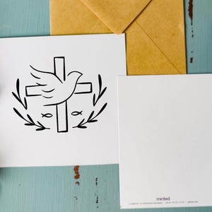 Pu&ograve; includere: Un biglietto bianco con un'illustrazione in bianco e nero di una colomba con le ali spiegate su una croce. La colomba &egrave; circondata da una ghirlanda di foglie e due piccoli simboli di pesci. Il biglietto &egrave; bianco sul retro e ha la parola "minted" stampata nell'angolo in basso a destra.