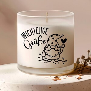 K&ouml;nnte beinhalten: Ein wei&szlig;er, mattierter Glas-Kerzenbeh&auml;lter mit einer schwarz-wei&szlig;en Gnome-Grafik und dem Text "Wichtellige Gr&uuml;&szlig;e".