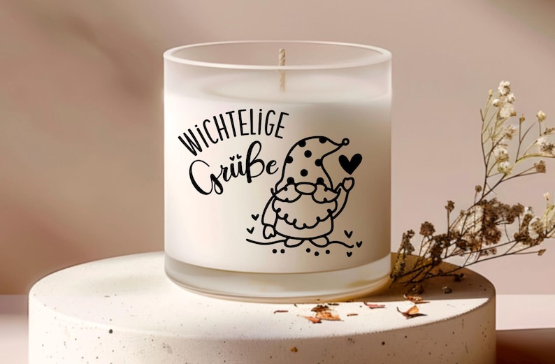 K&ouml;nnte beinhalten: Ein wei&szlig;er, mattierter Glas-Kerzenbeh&auml;lter mit einer schwarz-wei&szlig;en Gnome-Grafik und dem Text "Wichtellige Gr&uuml;&szlig;e".