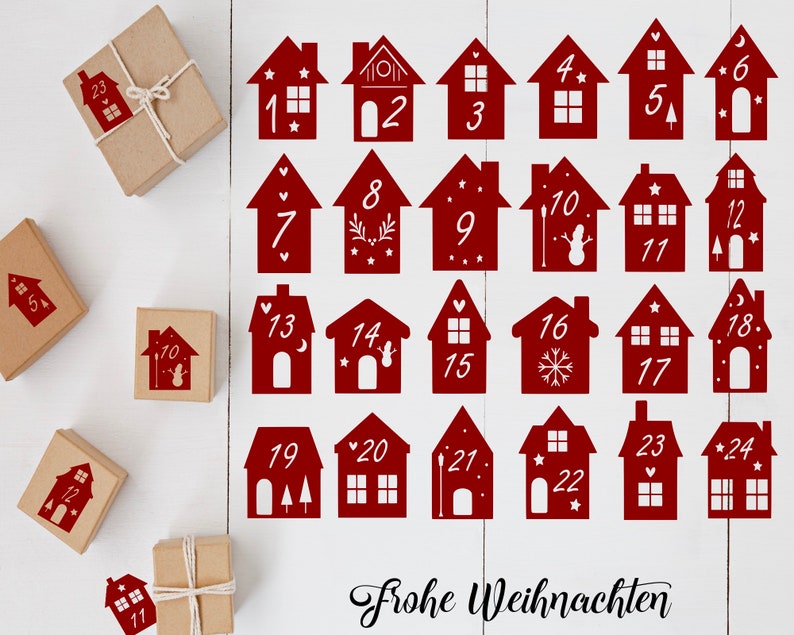 K&ouml;nnte beinhalten: Roter und wei&szlig;er Adventskalender mit 24 nummerierten, hausf&ouml;rmigen T&uuml;ren. Der Kalender tr&auml;gt den Text "Frohe Weihnachten" am unteren Rand.