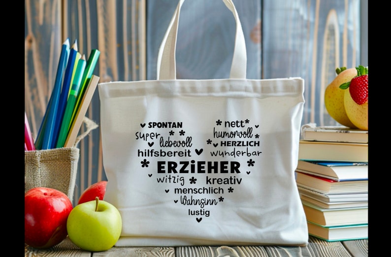K&ouml;nnte beinhalten: Wei&szlig;e Stofftasche mit schwarzem Text, der "SPONTAN super liebevoll hilfsbereit * ERZIEHER * nett humorvoll * HERZLICH wunderbar witzig * kreativ ✓ menschlich * Wahnsinn * lustig" lautet.