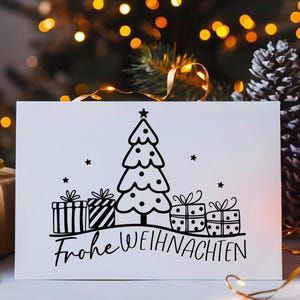Puede incluir: Una tarjeta blanca con una ilustraci&oacute;n en blanco y negro de un &aacute;rbol de Navidad y regalos. El texto "Frohe Weihnachten" est&aacute; escrito debajo de la ilustraci&oacute;n.