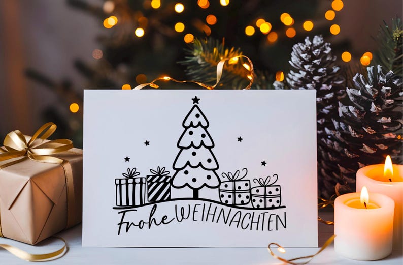 Puede incluir: Una tarjeta blanca con una ilustraci&oacute;n en blanco y negro de un &aacute;rbol de Navidad y regalos. El texto "Frohe Weihnachten" est&aacute; escrito debajo de la ilustraci&oacute;n.