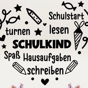 Op de afbeelding: Zwart-wit hartvormig ontwerp met de tekst "Schulkind" in het midden. Rondom de tekst staan verschillende schoolgerelateerde woorden en afbeeldingen, waaronder "turnen", "lesen", "Hausaufgaben", "schreiben", "Schulstart", sterren, potloden en snoep.