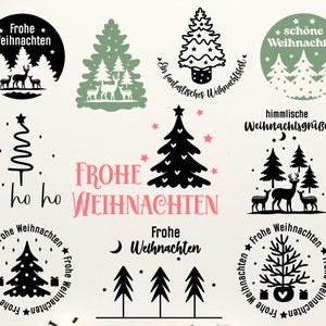 Op de afbeelding: Een verzameling van negen zwart-wit kerstboomillustraties met verschillende ontwerpen. De illustraties omvatten een kerstboom met sterren, een kerstboom met harten, een kerstboom met cadeaus en een kerstboom met herten. De tekst "Frohe Weihnachten" is in verschillende illustraties opgenomen.