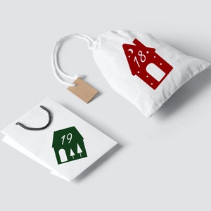K&ouml;nnte beinhalten: Zwei wei&szlig;e Geschenkt&uuml;ten mit einem Hausdesign. Die Tasche links hat die Nummer 19 und gr&uuml;ne B&auml;ume darauf. Die Tasche rechts hat die Nummer 18 darauf.
