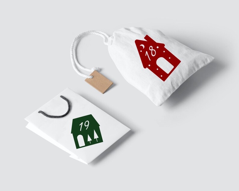 K&ouml;nnte beinhalten: Zwei wei&szlig;e Geschenkt&uuml;ten mit einem Hausdesign. Die Tasche links hat die Nummer 19 und gr&uuml;ne B&auml;ume darauf. Die Tasche rechts hat die Nummer 18 darauf.