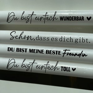 Puede incluir: Cuatro velas blancas con texto negro. El texto en las velas dice: "Du bist einfach WUNDERBAR", "Sch&ouml;n, dass es dich gibt.", "DU BIST MEINE BESTE Freundin" y "Du bist einfach TOLL".