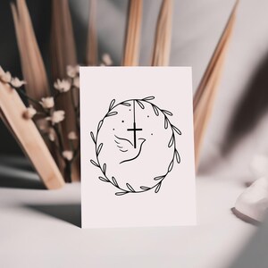 Pu&ograve; includere: Un disegno in bianco e nero di una colomba con una croce all'interno di una ghirlanda di foglie. La colomba vola verso l'alto in direzione della croce.