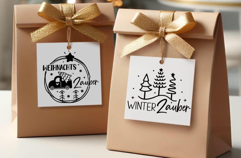 Puede incluir: Dos bolsas de regalo marrones con etiquetas de regalo blancas. La etiqueta de la bolsa de la izquierda tiene una ilustraci&oacute;n en blanco y negro de un cami&oacute;n con un &aacute;rbol de Navidad en la parte superior y el texto "Weihnachtszauber". La etiqueta de la bolsa de la derecha tiene una ilustraci&oacute;n en blanco y negro de tres &aacute;rboles y el texto "Winterzauber".