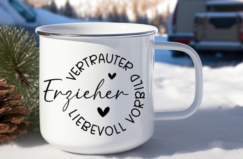 K&ouml;nnte beinhalten: Wei&szlig;e Emaille-Tasse mit einem schwarzen Kreisdesign, auf dem "Vertrauter Erzieher Liebevoll Vorbild" mit zwei schwarzen Herzen steht.