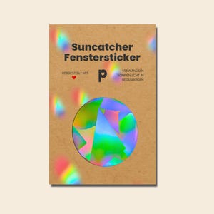 Könnte beinhalten: Eine rechteckige braune Papierkarte mit dem Text Suncatcher Fenstersticker, Hergestellt mit einem Herzsymbol und Verwandeln Sonnenlicht in Regenbogen. Ein kreisförmiger, irisierender Aufkleber mit geometrischen Formen in Grün, Blau und Pink.