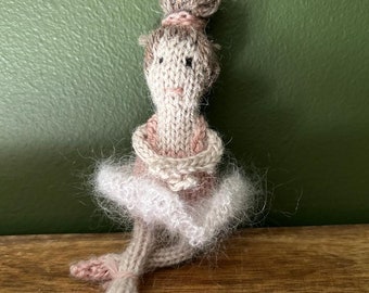 Patrón de muñeca bailarina de punto: PDF en inglés (descarga digital)