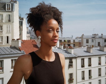 Hanging round earrings in white mother-of-pearl - The disco