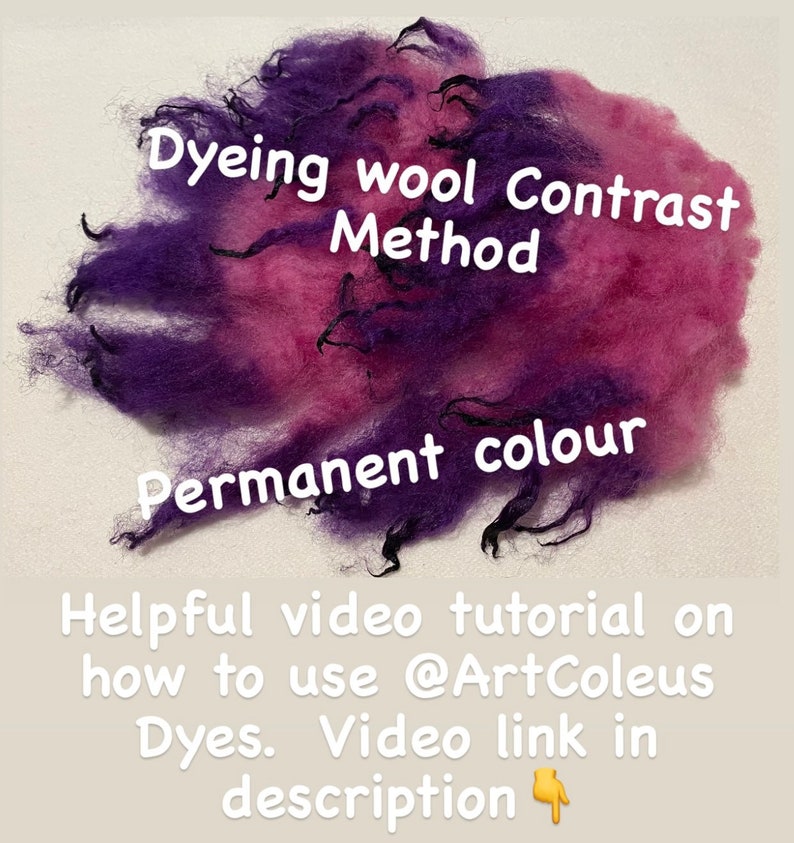 以下が含まれることがあります： 紫とピンクの羊毛繊維のクローズアップ。テキスト「Dyeing wool Contrast Method」と「Permanent colour」が表示されています。テキスト「Helpful video tutorial on how to use @ArtColeus Dyes. Video link in description」も表示されています。