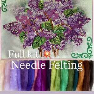 Könnte beinhalten: Ein Nadel-Filz-Set mit einem Kreuzstich-Design aus lila Flieder mit grünen Blättern. Der Text "Full kit" und "Needle Felting" sind zu sehen. Darunter ist eine Auswahl an farbenfrohem Wollvlies angeordnet.
