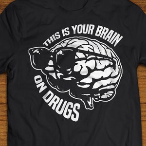 Este es tu cerebro con drogas. Camiseta fresca y divertida