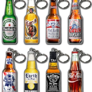 Pode incluir: Oito chaveiros com forma de garrafa com diferentes designs e lemas relacionados à teoria da Terra plana. Os chaveiros são feitos para parecer garrafas de cerveja e apresentam gráficos e texto coloridos.