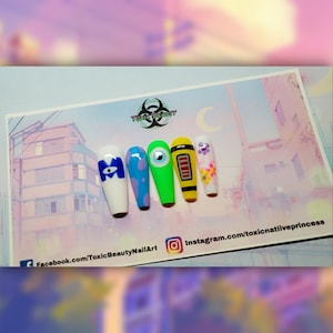かわいい漫画風のプレスオンネイル