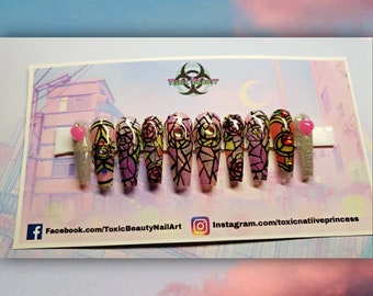 Puede incluir: Un conjunto de 10 uñas postizas largas, rosas, transparentes y con purpurina con un diseño de vitral con rosas y una corona. Las uñas están decoradas con pedrería y purpurina. La imagen incluye el texto "Toxic Beauty Nail Art" y "Instagram.com/toxicnativeprincess".
