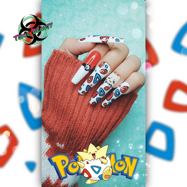 Uñas blancas lindas pintadas a mano con dibujos animados/manga