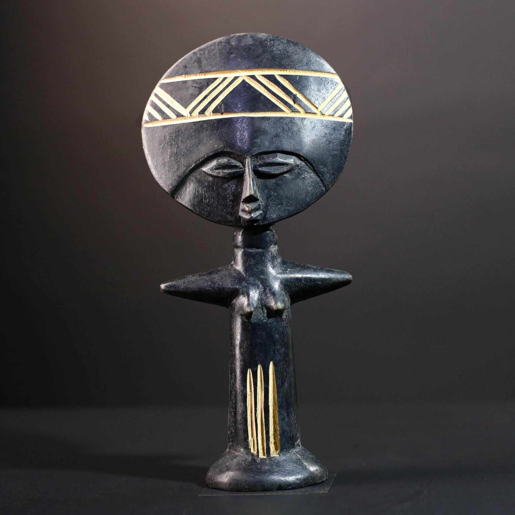 乳飲みのアシャンティ族のアクアバ人形アクワバ アフリカ民族