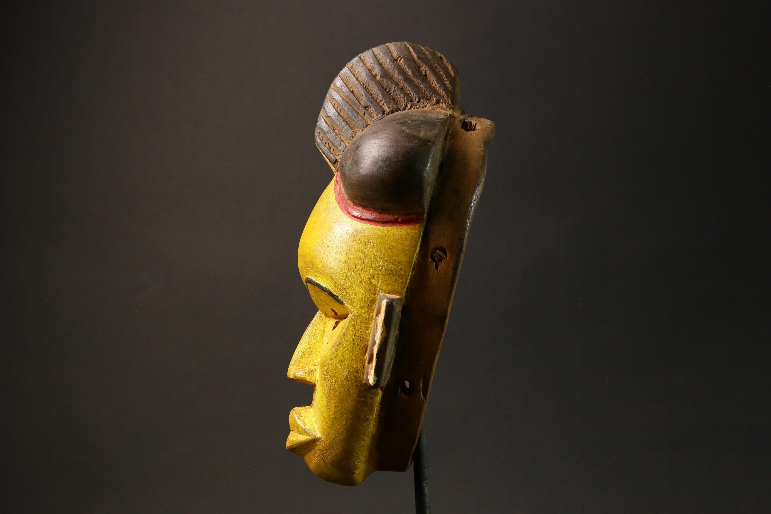 ヴィンテージ バウレ アフリカンマスク：手彫りの黄色い木製壁飾り