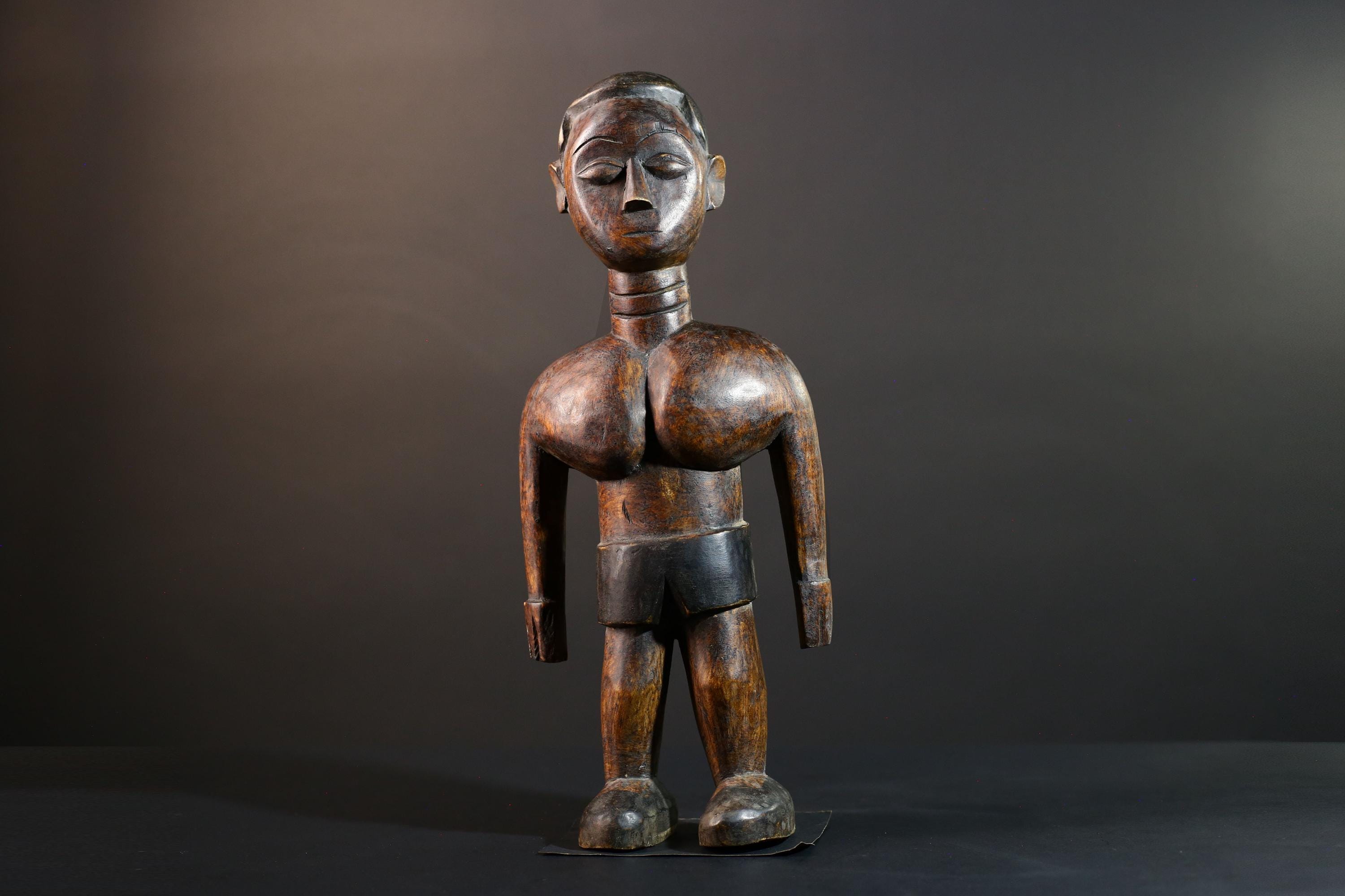 手彫りのアフリカンウッド像：部族風ホームデコレーション、40cm-G5715