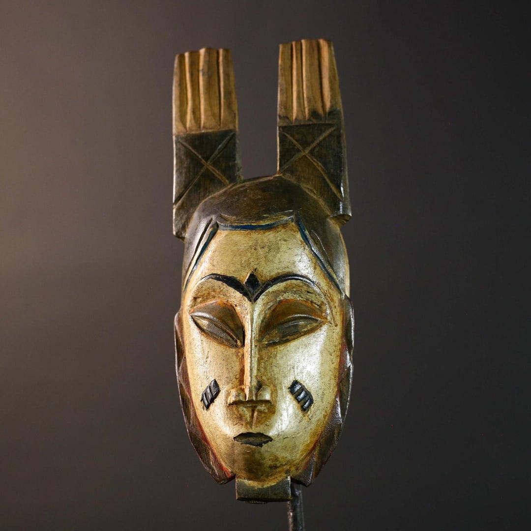 手彫りのバウレ族のマスク：コートジボワールのアフリカ美術