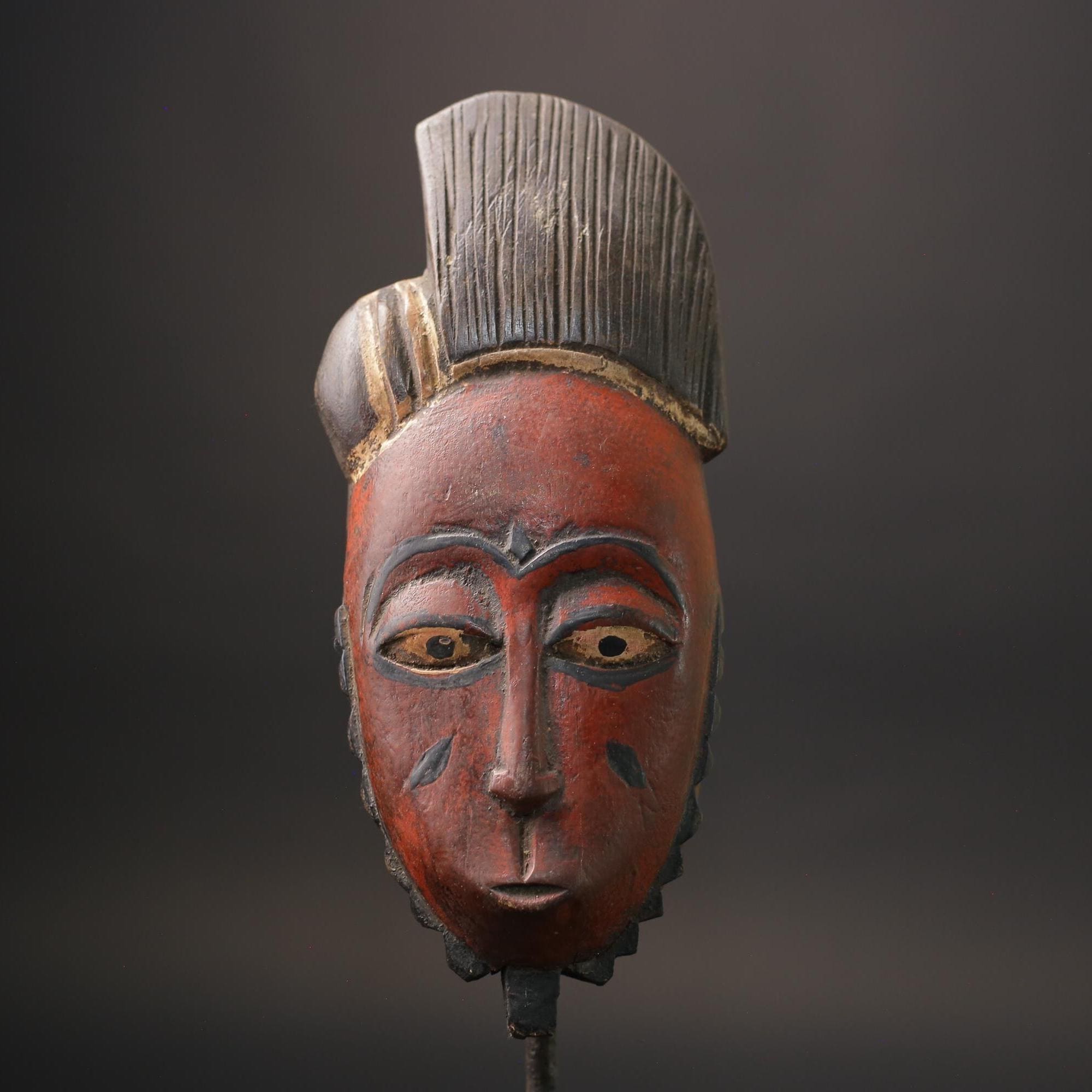 アフリカのバウレ族の仮面：手彫りの木彫り彫刻、コートジボワールの