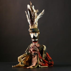 Figura tribal africana com penas altas, rosto pintado, madeira esculpida à mão, tecido vermelho e verde, decoração cultural da África Ocidental, colecionável - G4205