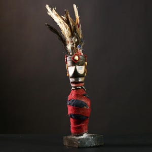 Figura tribal vintage de África Occidental, madera tallada a mano, tocado de plumas - G4201