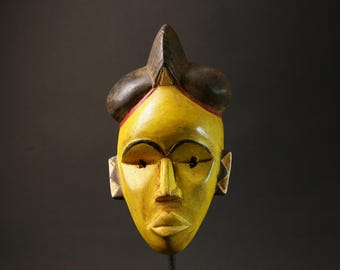 ヴィンテージ バウレ アフリカンマスク：手彫りの黄色い木製壁飾り