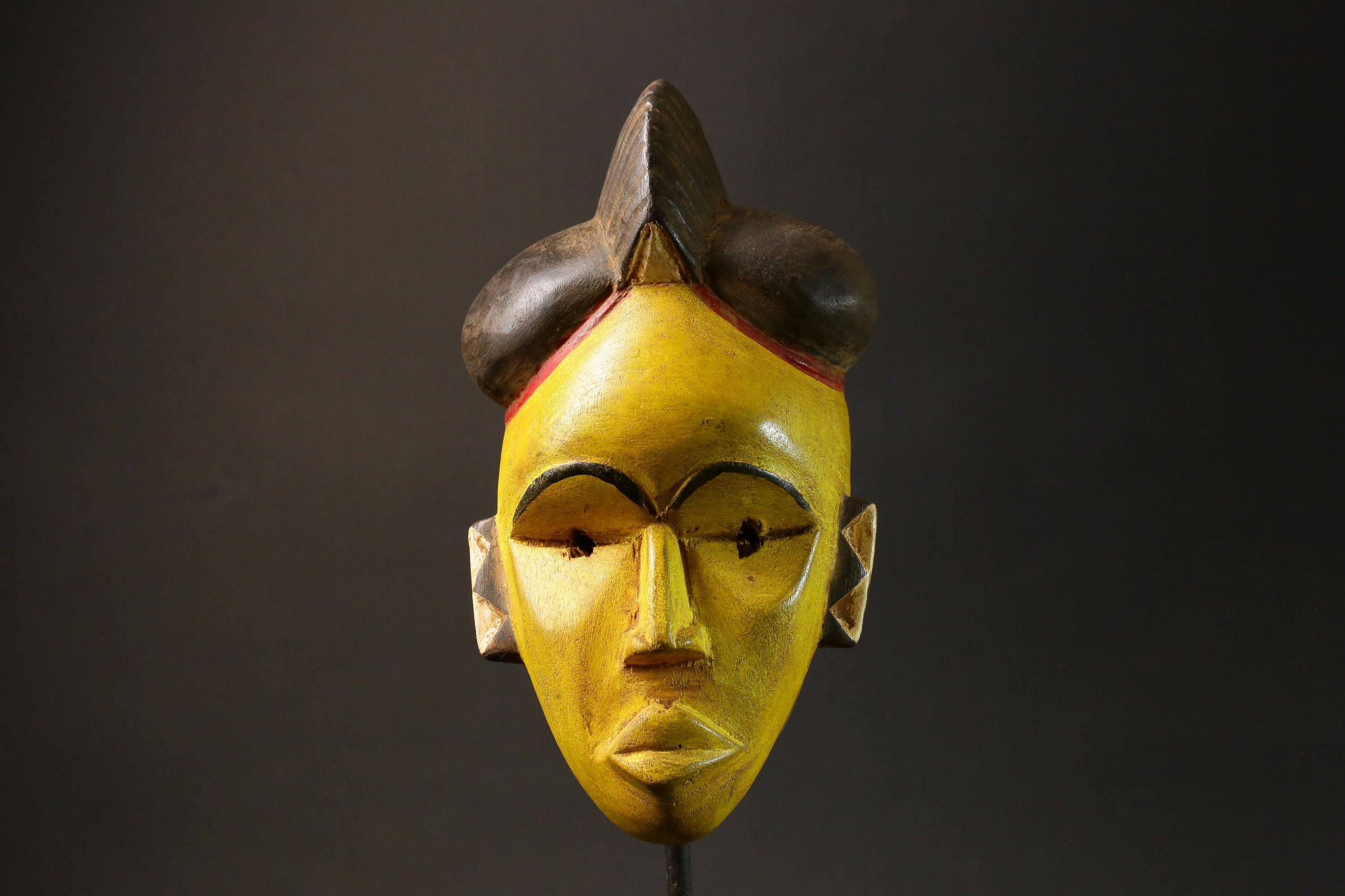 ヴィンテージ バウレ アフリカンマスク：手彫りの黄色い木製壁飾り