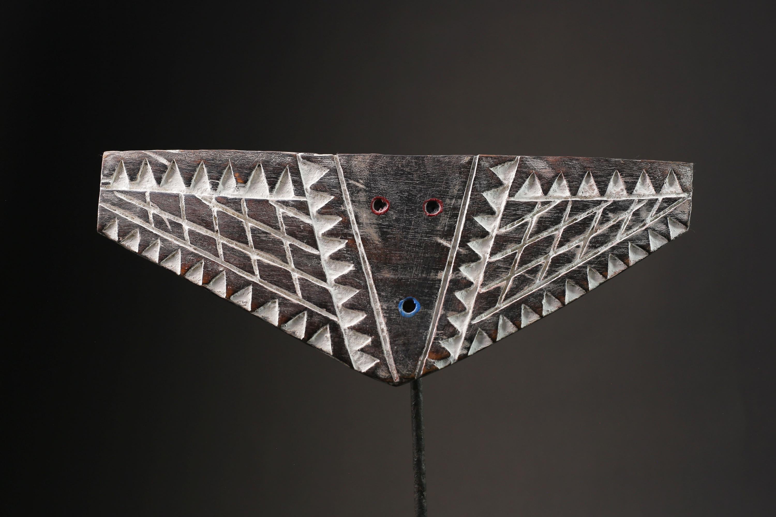 アフリカのブワ族のマスク：幾何学模様の木彫、ブルキナファソの壁