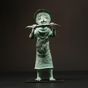 Escultura de bronce africana de un flautista de Benín, estatua tribal, decoración nigeriana, fundición a la cera perdida, figura vintage con pátina verde - G1567