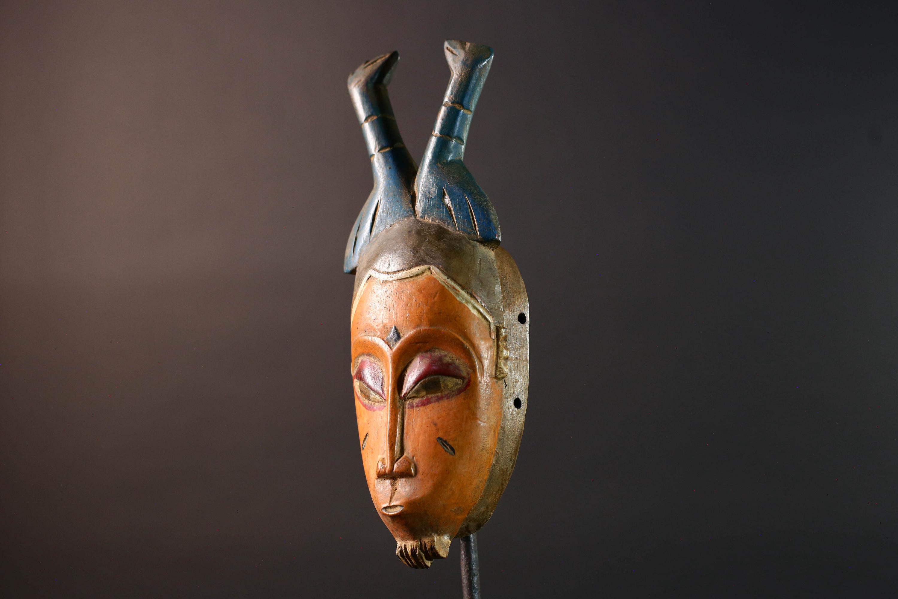 手彫りのバウレマスク：アフリカの部族の壁アート、コートジボワールの