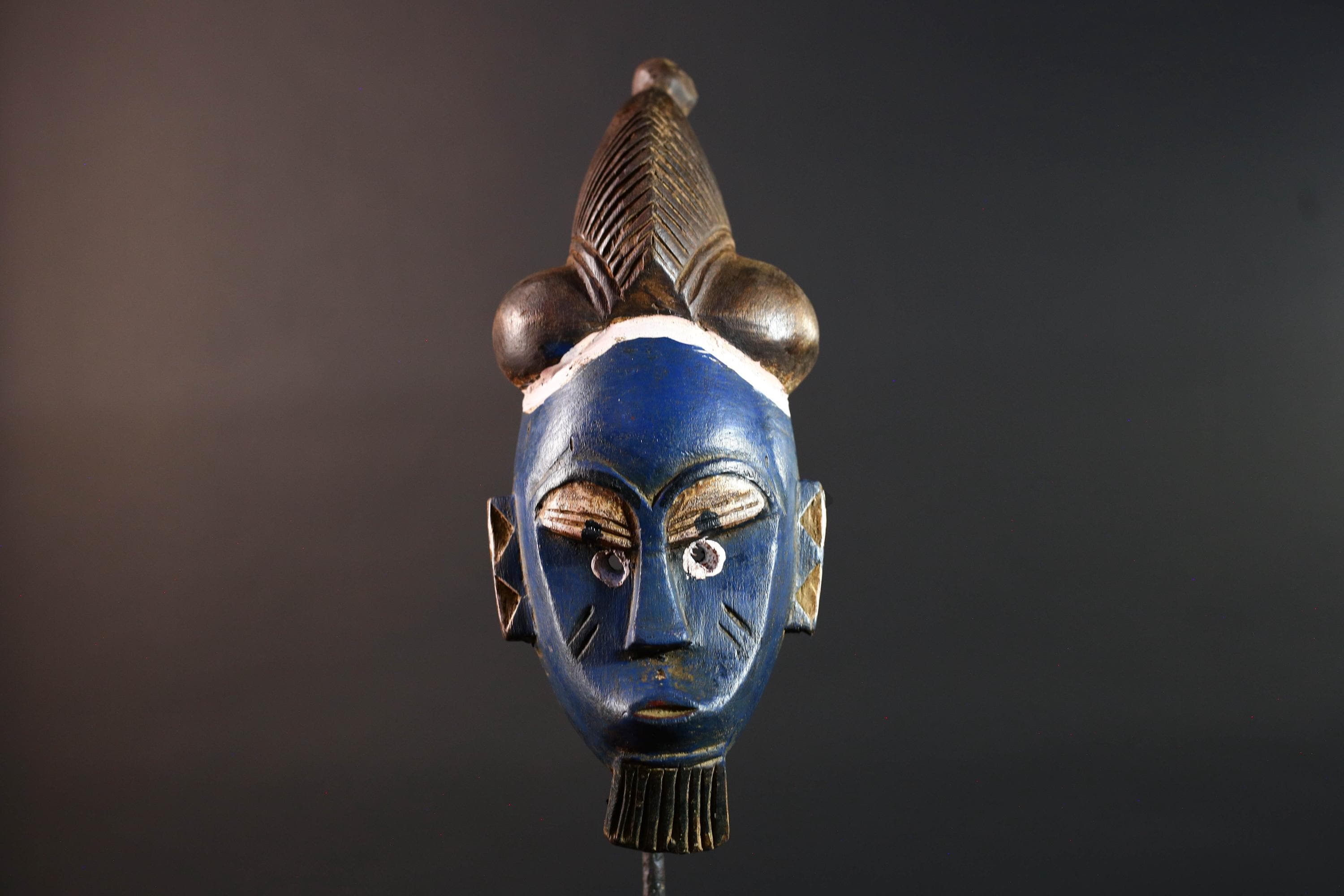 バウレ族のアフリカのマスク：青い顔、木彫り、ドーム型の髪型-G5545