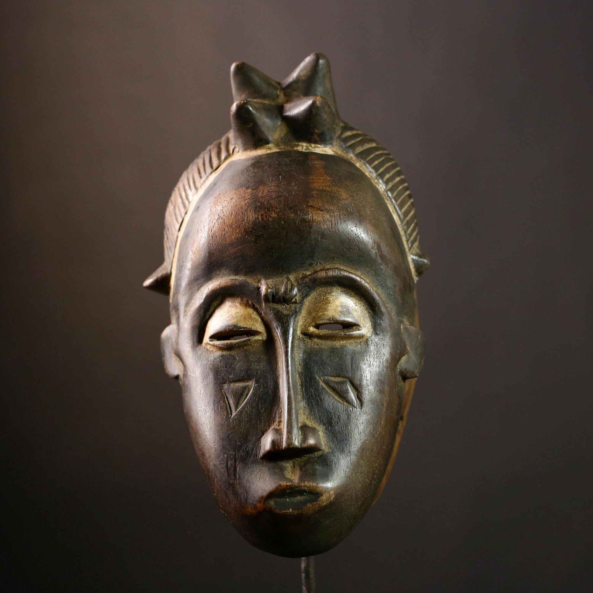 手彫りのバウレマスク：アフリカの部族の木製壁アート装飾 - G4024