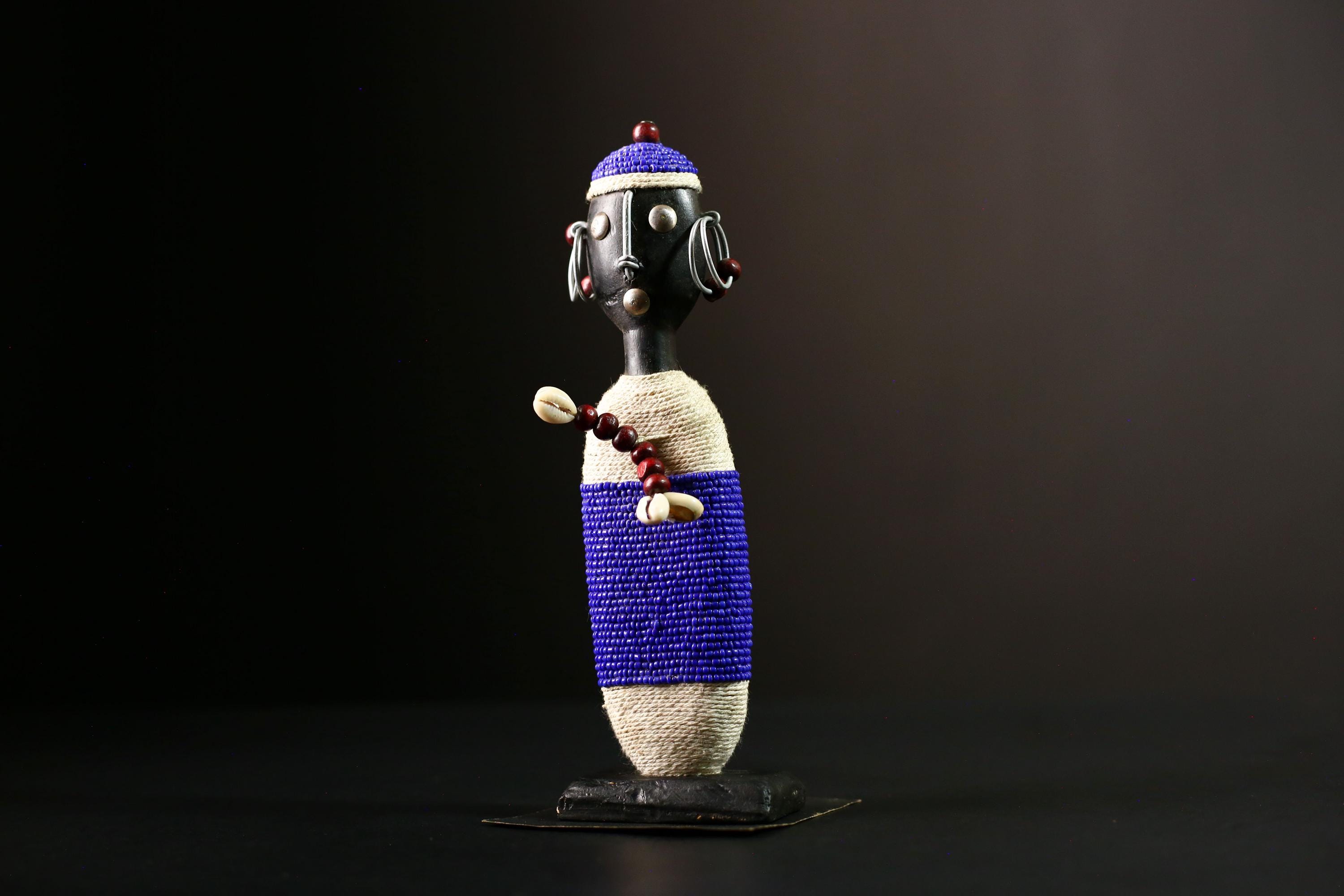 アフリカのビーズ人形：部族芸術彫刻、タカラガイの装飾品-G1124