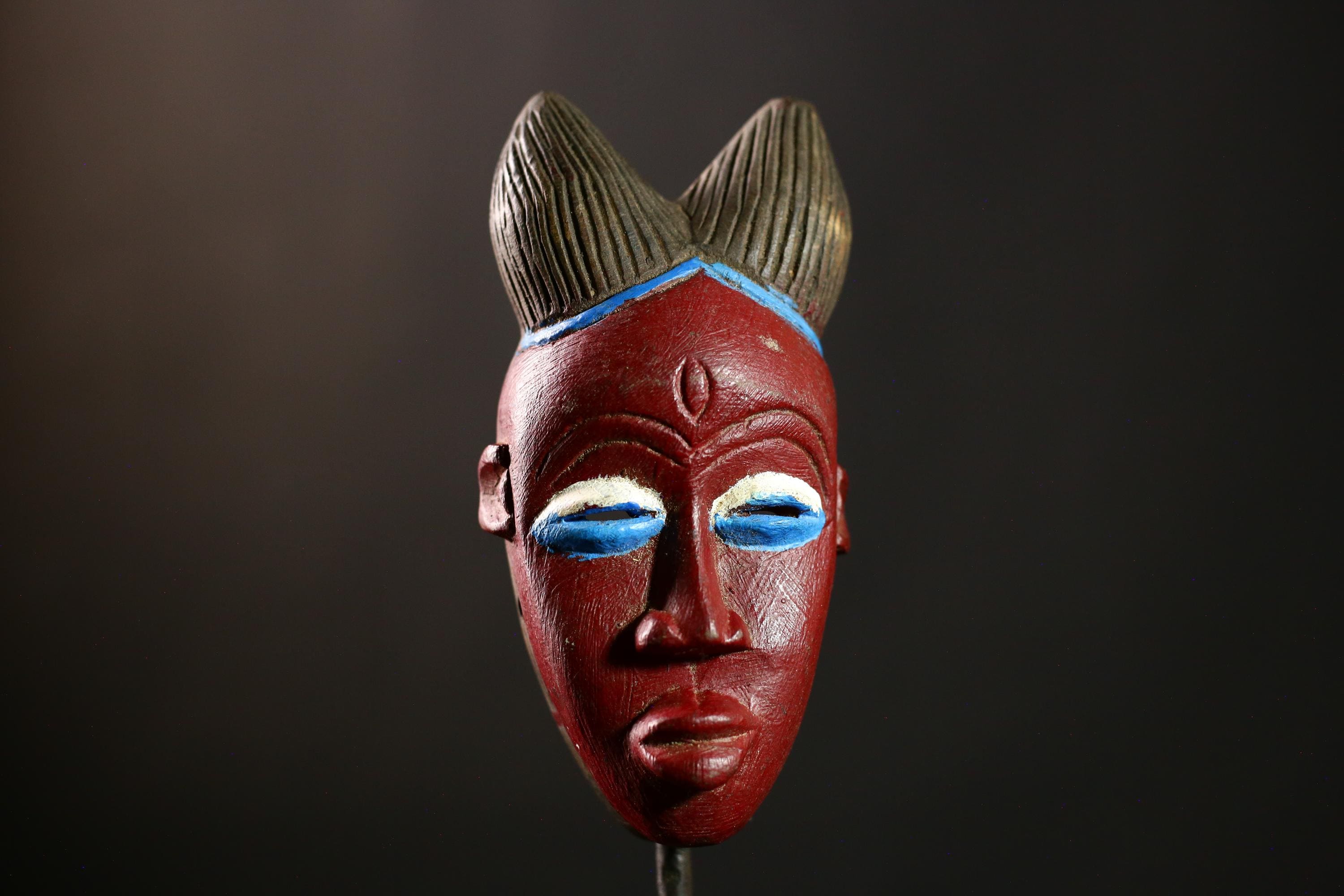 アフリカ 木製マスク ビーズ装飾 国立民族学博物館コレクション ビーズ イン アフリカ」展 （神奈川県立